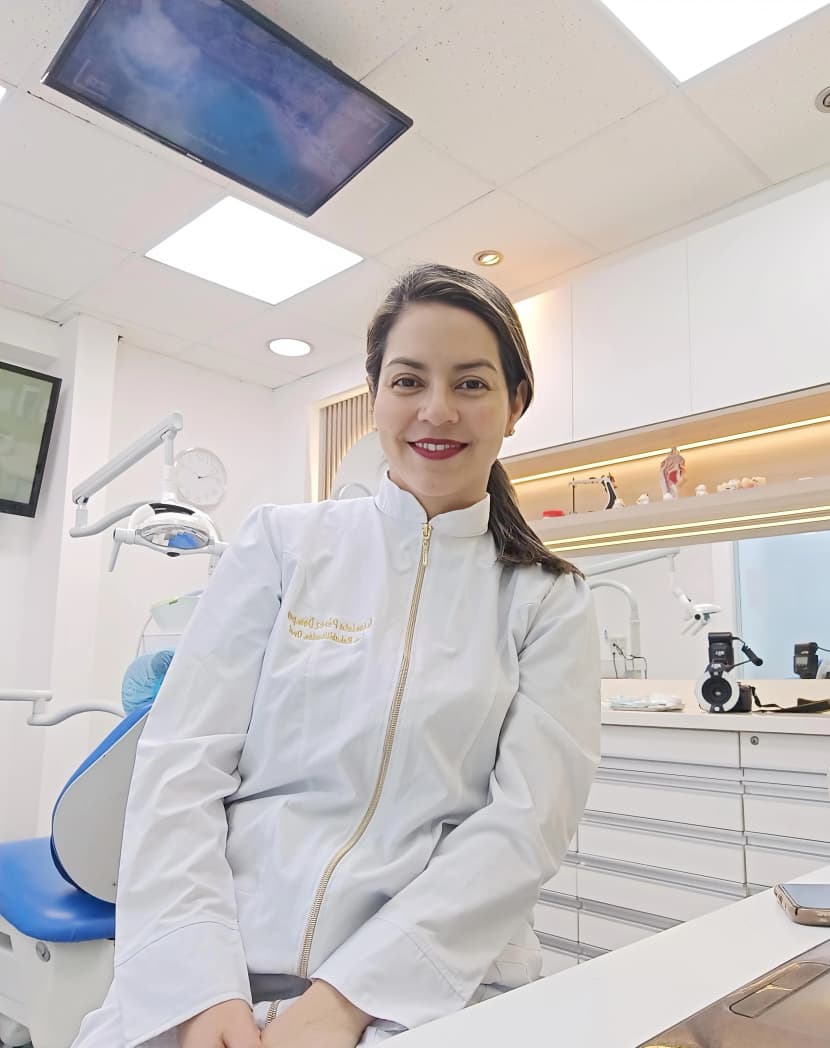 Profesional odontóloga sonriendo en una clínica dental moderna